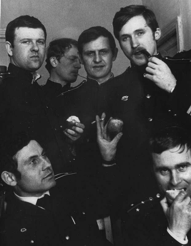 Апрелев-Офицеры С-11. В роли искусителя - старпом Иван Борзенко. Видяево 1975.jpg